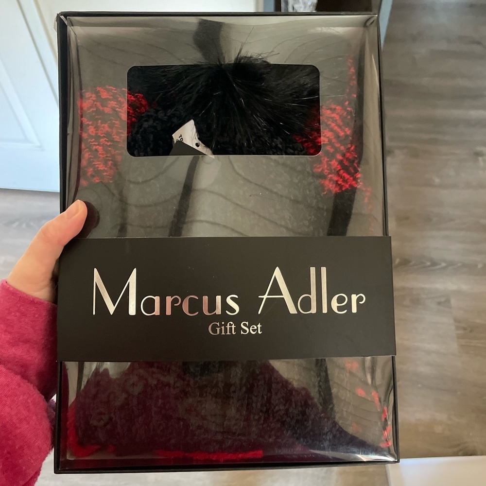 Marcus Adler hat and scarf gift set